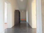 Blick in den Flur - Herrlich helles Büro