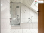 Blick in das Tageslichtbad mit Badewanne, Dusche, ... - NEU – Ruhiges Wohnen in Unterkirneck