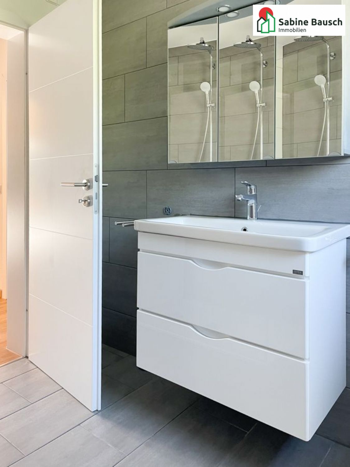 ... und Waschbecken mit Spiegelschrank