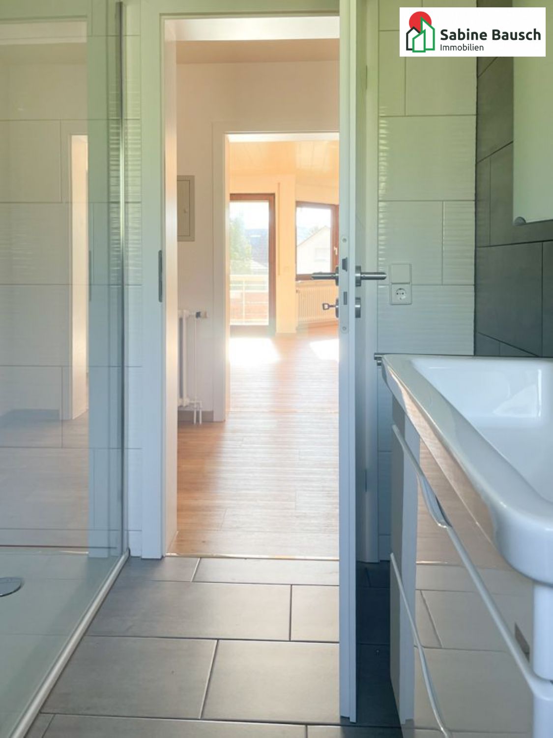 Blick aus dem Bad Richtung Wohnzimmer