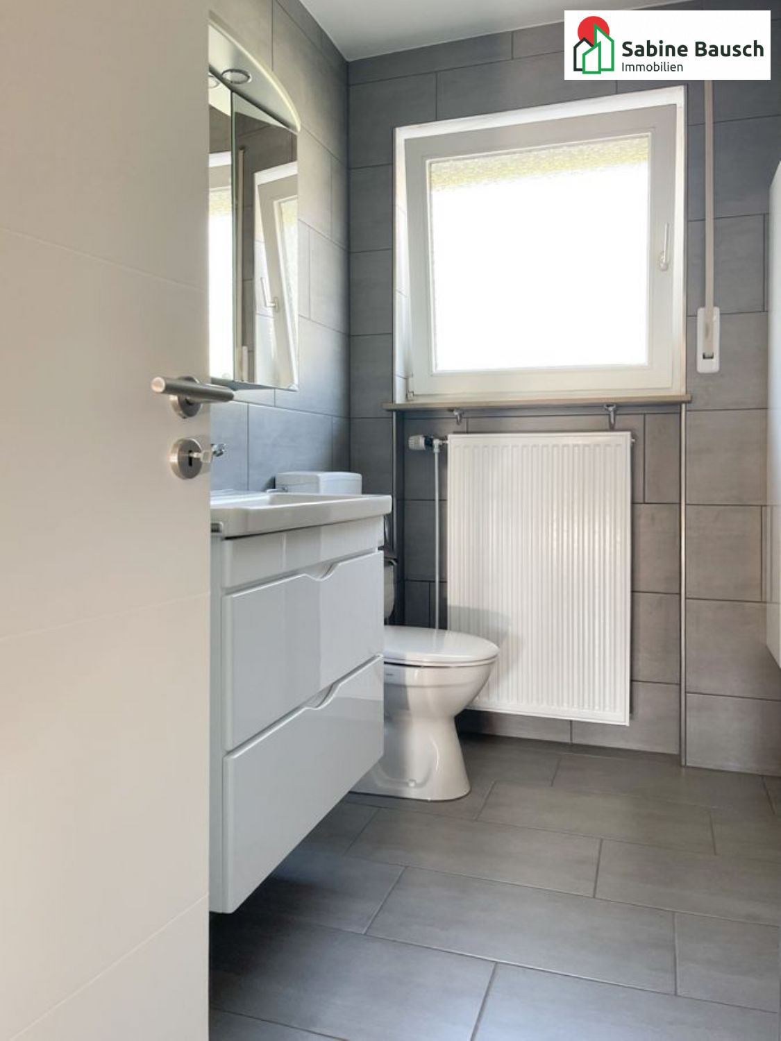 Blick in das Tageslichtbad mit Toilette ...