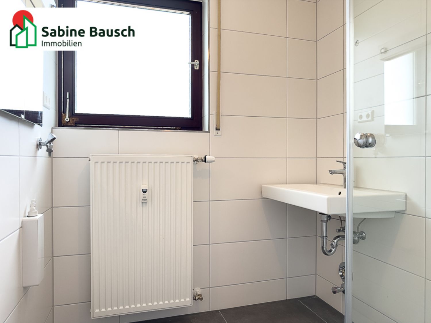 Tageslichtbad mit Waschmaschinenanschluss