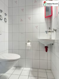 Gegenüber das separate WC
