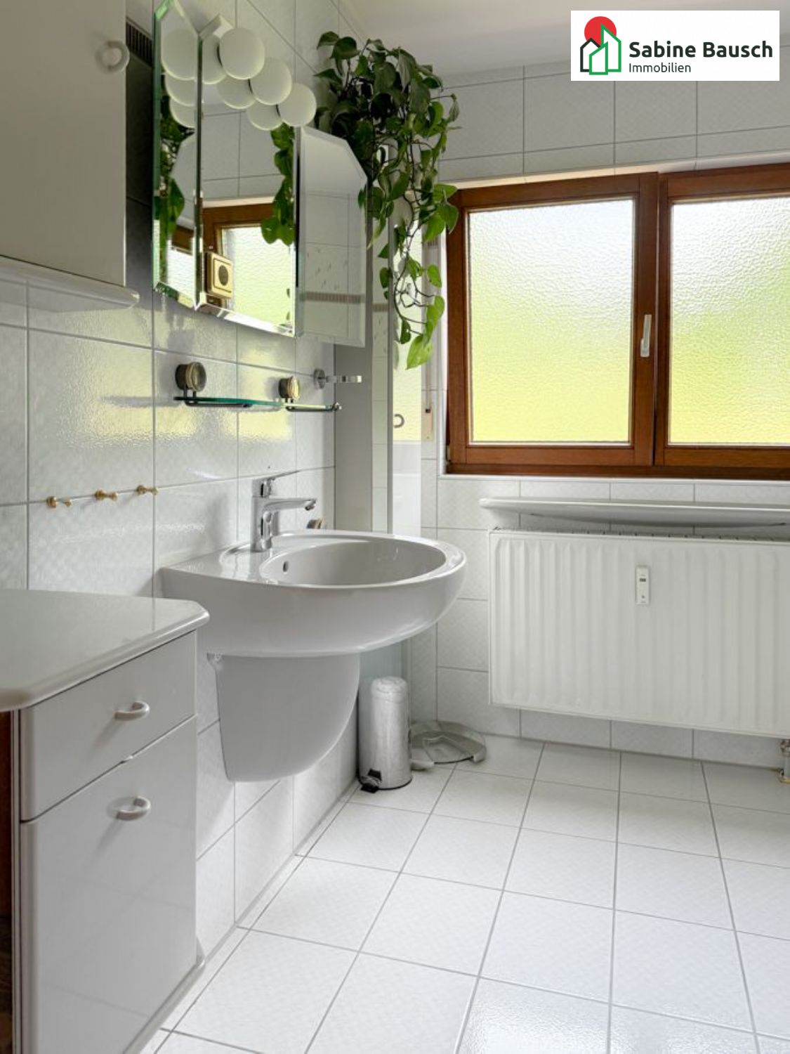 Blick in das Tageslichtbad mit Waschbecken,...