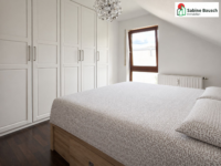 Links das Schlafzimmer