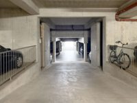 Blick Richtung Tiefgarageneinfahrt