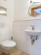 Innenliegende Toilette mit Handwaschbecken - Wohnen am Parksee in den Stadtvillen