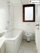 Rechts das Tageslichtbad mit WC, Badewanne, .... - Zentrales wohnen in Fellbach