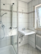 ... Dusche und Waschbecken - Lichtdurchflutet wohnen!