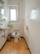 Blick in die Tageslicht-Toilette - 3,5 Zimmer mit Balkon und Garage