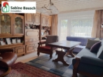 Blick in das Wohnzimmer mit Balkonzugang - Wohnen im Grünen