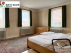 Blick in Zimmer 2 - Haus mit Charm & Potential in zentraler Lage