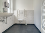 Blick in die Tageslichttoilette - Barrierefrei, zentral, modern mit Aufzug und Stellplätzen
