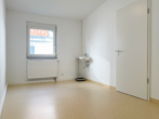 Blick in Raum 5 mit Waschbecken - Barrierefrei, zentral, modern mit Aufzug und Stellplätzen