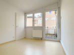 Blick zum Balkon 1, links die Tür zum Empfangsbereich - Barrierefrei, zentral, modern mit Aufzug und Stellplätzen