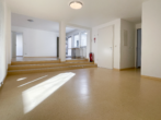 Blick in den Dielen - und Empfangsbereich aus Raum 2 - Barrierefrei, zentral, modern mit Aufzug und Stellplätzen
