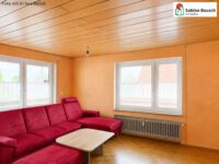 Blick in den Wohnbereich mit Balkonzugang