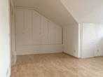 Einbauschränke und Stauraum im Kniestock - Single-DG-Wohnung mitten in Bad Cannstatt