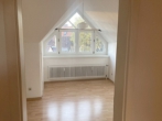 Blick in das Wohn- und Esszimmer - Single-DG-Wohnung mitten in Bad Cannstatt