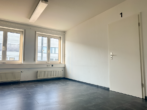 Rechts die Verbindungstür zu Büro 1 - Gewerbeeinheit mit 135 m² Fläche