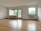 Wohnzimmer mit Zugang zu Balkon - Sonniger Balkon trifft beste Infrastruktur