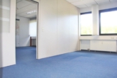 Blick von Büro 2 in Büro 1, links - Flexible Büroeinheit mit 3 Räumen