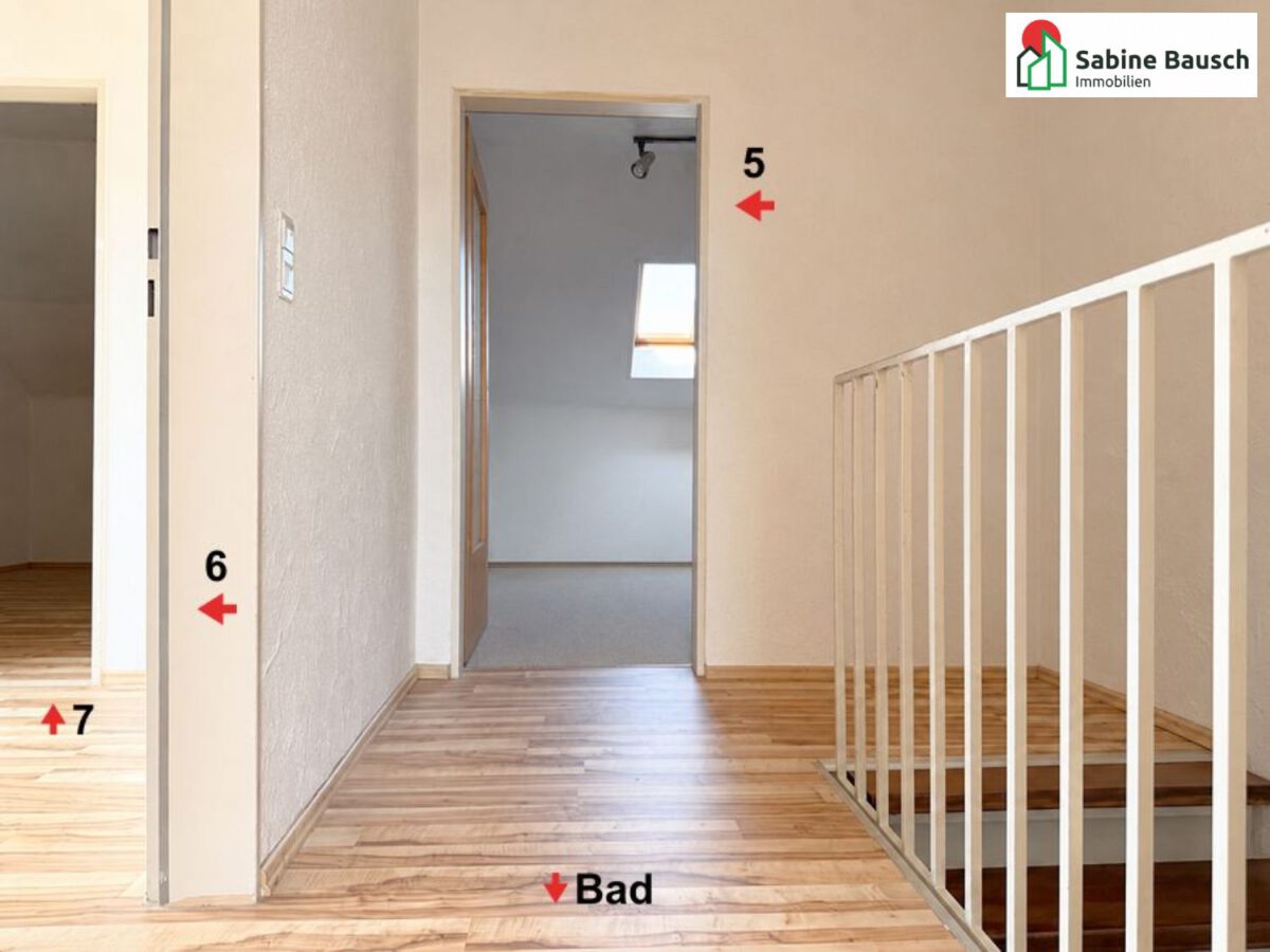 Links das Zimmer 6 ...