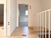 Links das Zimmer 6 ...
