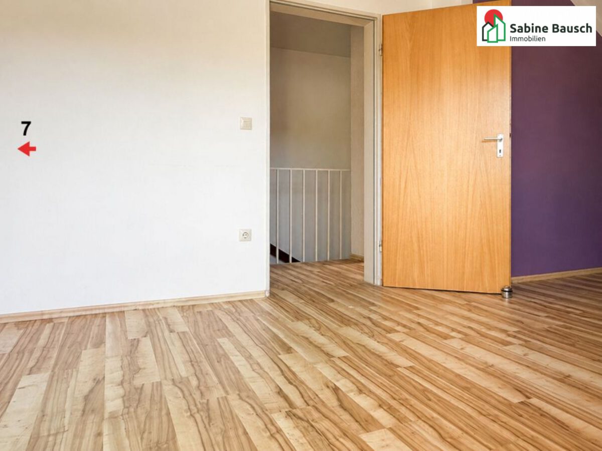 Links das Zimmer 7
