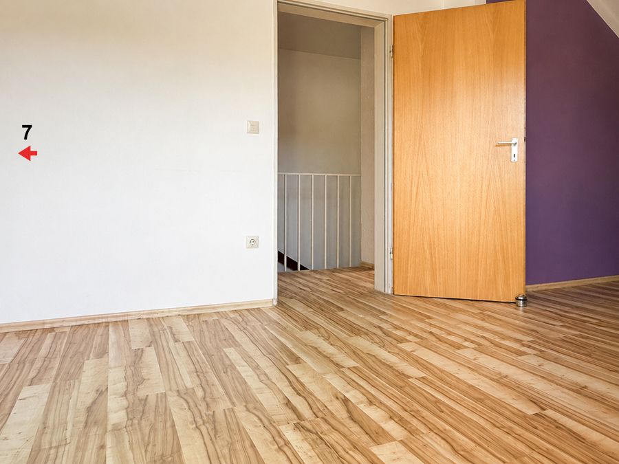Links das Zimmer 7