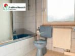 Blick in das Tageslichtbad mit Badewanne, Toilette, Heizung,.. - DHH mit Garage, Stellplatz und Garten