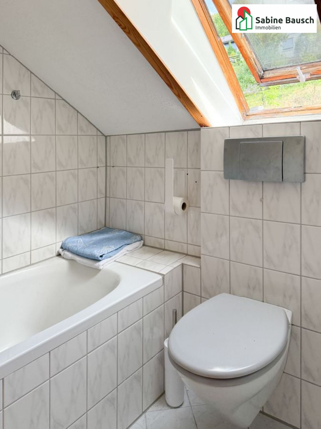 ... mit Badewanne ...