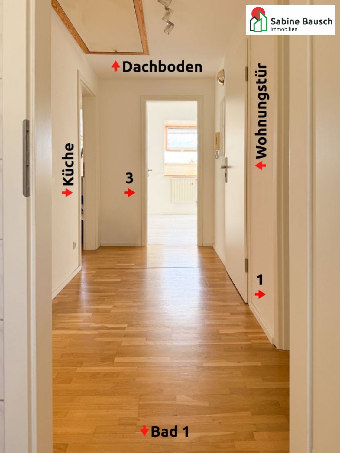 Blick aus dem Bad in den ersten Flur