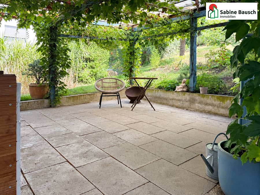 Überdachte Terrasse mit großem Gartenanteil